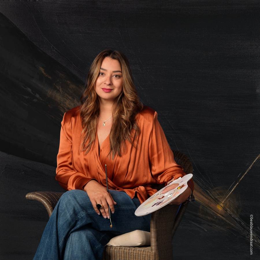 Giulianna Boscardin in her studio with palette and brush